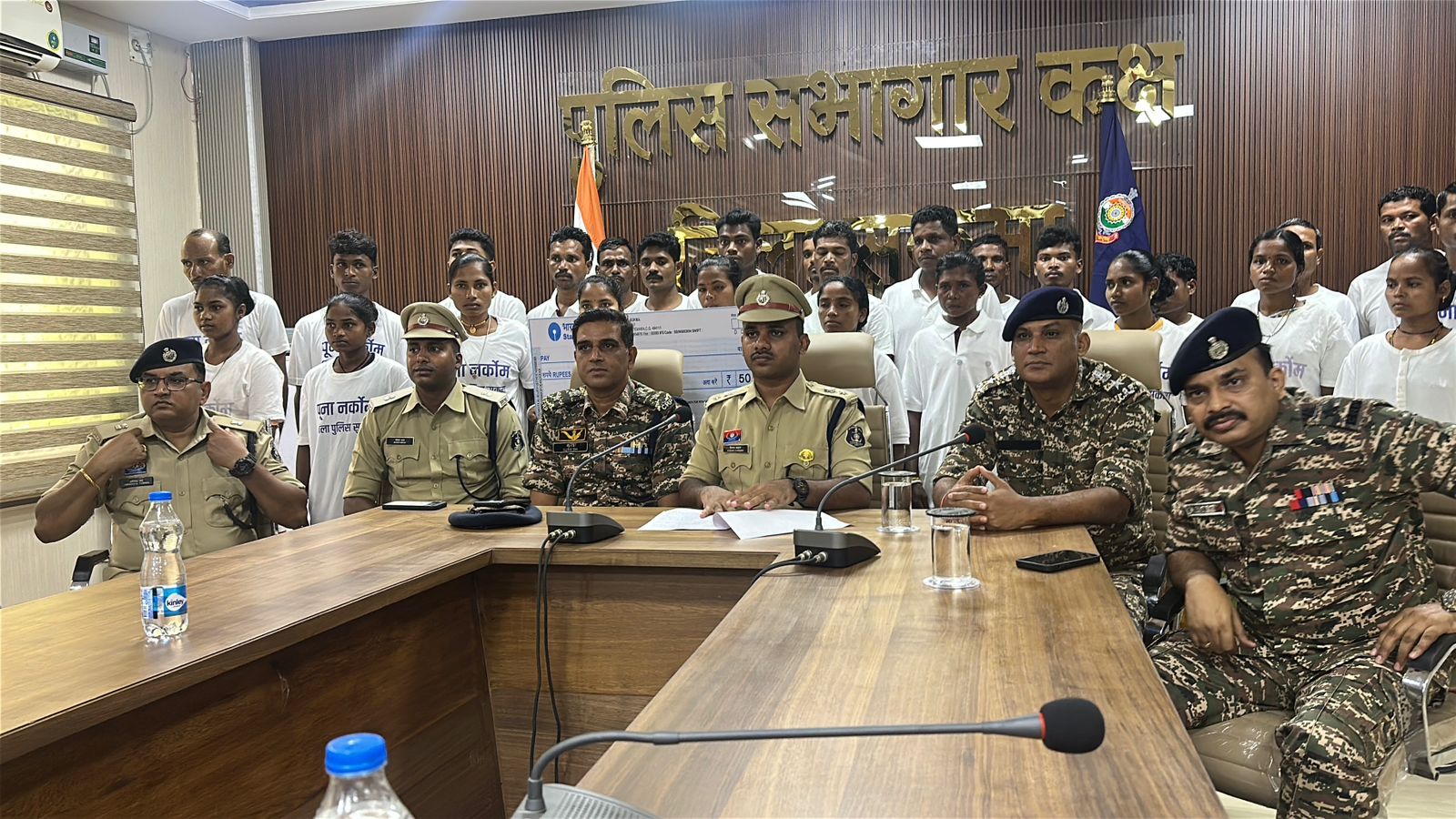 Chhattisgarh के इन दो जिलों में बड़े स्तर के नक्सलियों ने डाले हथियार सुकमा में 50 लाख के 27 नक्सली सरेंडर