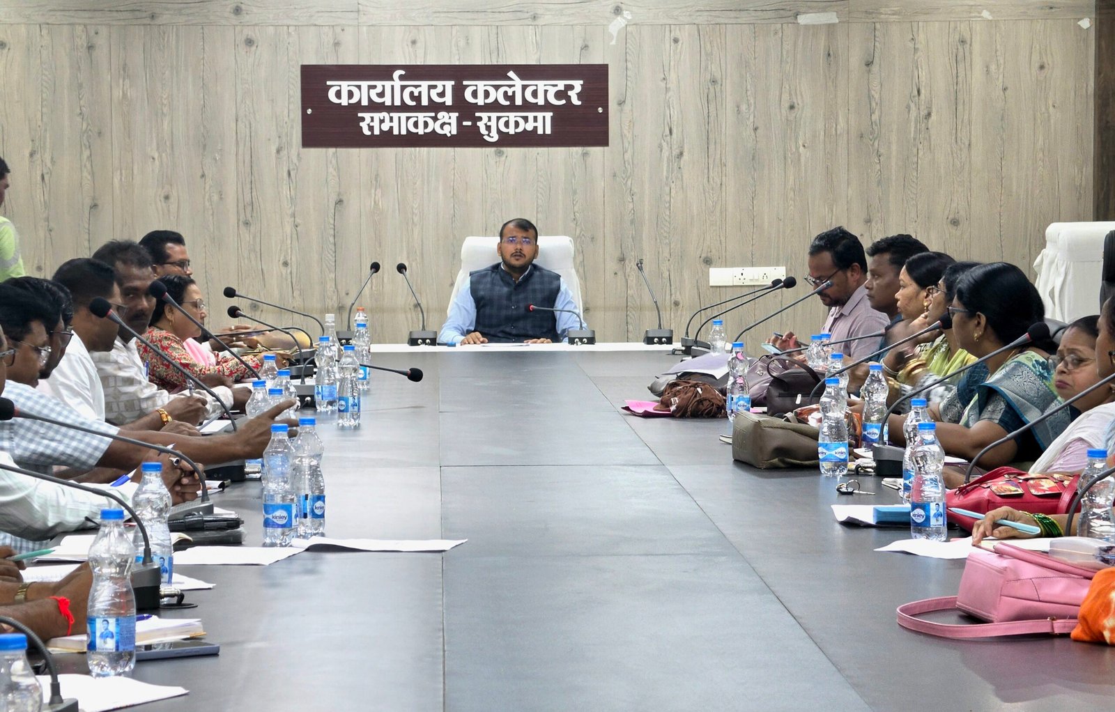 बच्चों की सेहत और सुरक्षा से समझौता नहीं शिक्षा विभाग के बैठक में कलेक्टर ने व्यवस्था सुधारने 15 से 20 दिनों का दिया अल्टीमेटम