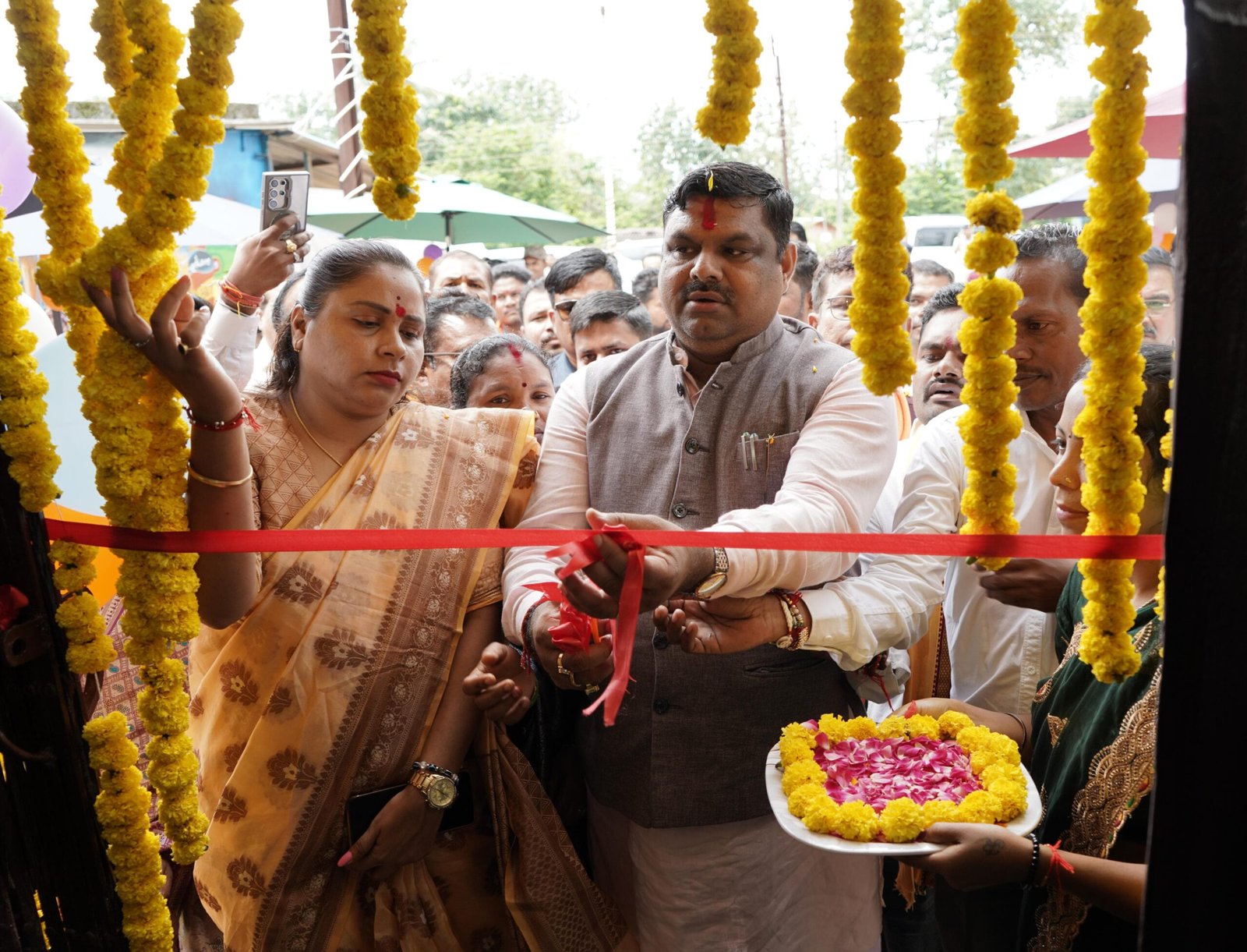 शिक्षा मंत्री ने पंचायत कैफे का शुभारंभ कर ली चाय की चुस्की 1.14 करोड़ रुपये के 8 फोर्स ट्रैक्स ‘तूफान’ वाहनों को हरी झंडी दिखाकर किया रवाना<br>