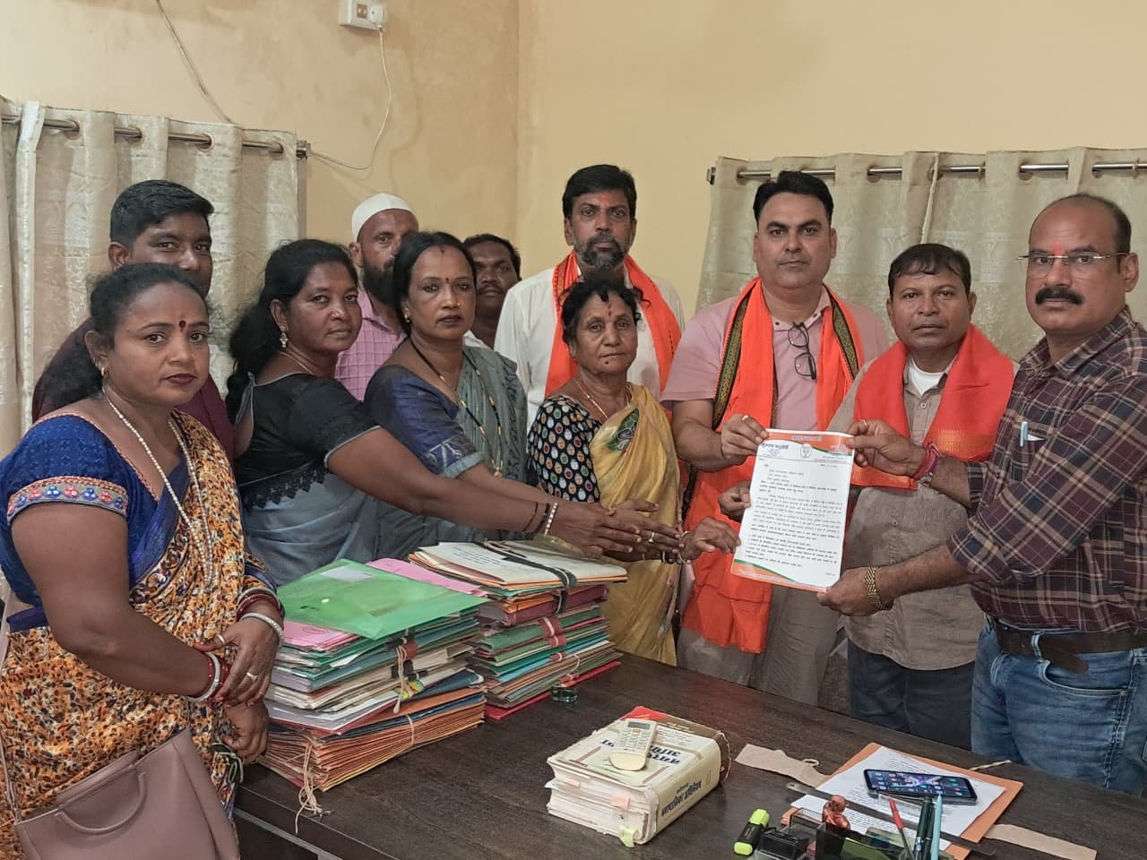 भाजपा कोंटा मंडल ने नगर की मूलभूत समस्याओं को लेकर नगर पंचायत को सौंपा ज्ञापन<br>